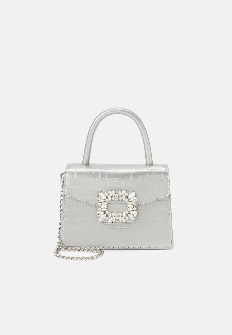 Srebrna torebka o tłoczonym wzorze krokodyla z konstrukcyjnym kształtem, zdobiona dekoracyjną klamrą z kamieniem ozdobnym oraz łańcuszkowym paskiem.