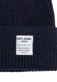 Mornarska pletena kapa s teksturiranim uzorkom i bijelom tkaninom s oznakom "Pepe Jeans London" i informacijama o brendu.