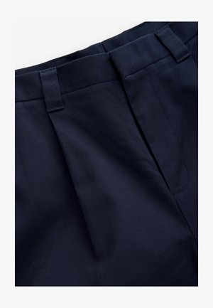 Marineblaue, gefaltete Hose aus einem glatten, strukturierten Stoff. Verfügt über einen flachen Bund und Gürtelschlaufen, designed für Komfort und Passform.