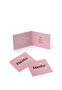 Rosa gratulationskortdesign med plats för meddelande inuti. Framsidan har "Danke" i fet svart och vit stil, med en hjärtikon ovanför.