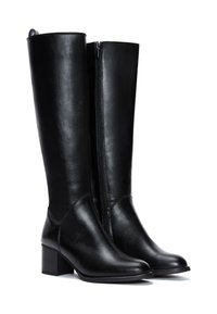 Botas altas de cuero negro hasta la rodilla con tacón cuadrado, cierre lateral con cremallera y textura suave. Punta redondeada y diseño minimalista sin patrones.