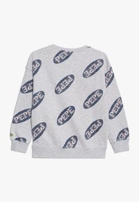 Jasnoszara bluza z niebieskimi owalnymi logo zawierającymi słowo "PEPE" wielokrotnie nadrukowane na tkaninie, widok z tyłu.