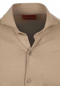 Beige katoenen shirt met een button-down kraag, twee knopen bij de nek en een gladde textuur. Bevat een merkenlabel in de kraag.