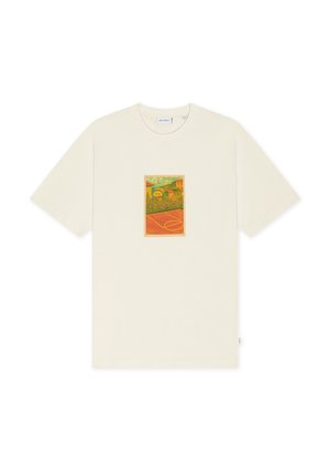 T-shirt crème à manches courtes avec un graphique coloré d'un terrain de basket en plein air et des maisons en arrière-plan centré sur la poitrine.