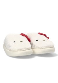 Zapatillas de casa blancas y esponjosas con una textura suave, que presentan un lazo rojo, ojos negros y un diseño de suela plana.