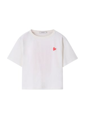 T-shirt blanc à manches courtes avec col rond et petit motif cœur rouge sur la partie gauche de la poitrine, design uni.