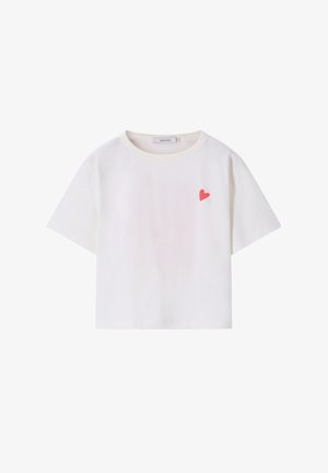 Weißes Kurzarm-T-Shirt mit rundem Ausschnitt und kleinem roten Herz-Logo auf der linken Brustseite, schlichtes Design.