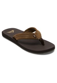 Claquette marron avec une sangle en suede douce, semelle intérieure noire texturée et accent logo sur le côté. Conception légère avec une forme contourée.