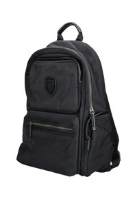 Zaino nero realizzato in tessuto resistente, dotato di diverse tasche con zip, un'etichetta logo testurizzata e spallacci regolabili per il massimo comfort.