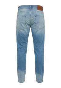 Blugi din denim albastru deschis cu efect de spălare estompat, două buzunare în spate și o etichetă din piele maro pe talie cu inscripția „2YDNM.”