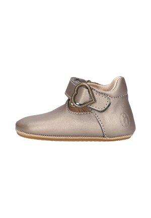 Weicher metallischer beiger Babyschuh mit herzförmiger Schnalle und flexibler Sohle, entworfen für Komfort und einfaches Schließen.