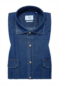 Camicia di jeans blu scuro con vestibilità moderna. Presenta un colletto a punta, bottoni a pressione dorati e due tasche applicate sul davanti.