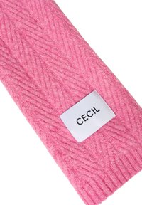 Rosa gestrickter Schal mit einem Fischgrätenmuster und einem rechteckigen weißen Etikett mit dem Text "CECIL" in Schwarz. Weiche Textur.