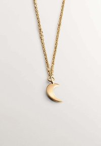 Collar de oro con una cadena texturizada y un colgante en forma de media luna, que presenta un acabado pulido y curvas suaves.