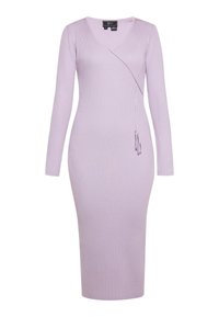 Robe en maille côtelée lilas avec manches longues, décolleté en V profond et design portefeuille, avec un détail de lien sur le côté pour un ajustement ajustable.