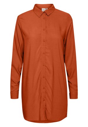 Chemise boutonnée à manches longues de couleur rouille avec un col classique, au tissu lisse et à l'ourlet droit.