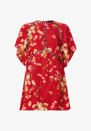 Rød floral kjole lavet af letvægtigt stof, med korte ærmer, rund halsudskæring og sorte detaljerne langs sømmen.