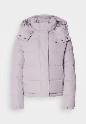 Svijetlo lavanda puffer jakna s odvojivom kapuljačom, zatvaračem sprijeda i elastičnim manžetama. Ima logo na prsima i kviltani dizajn.