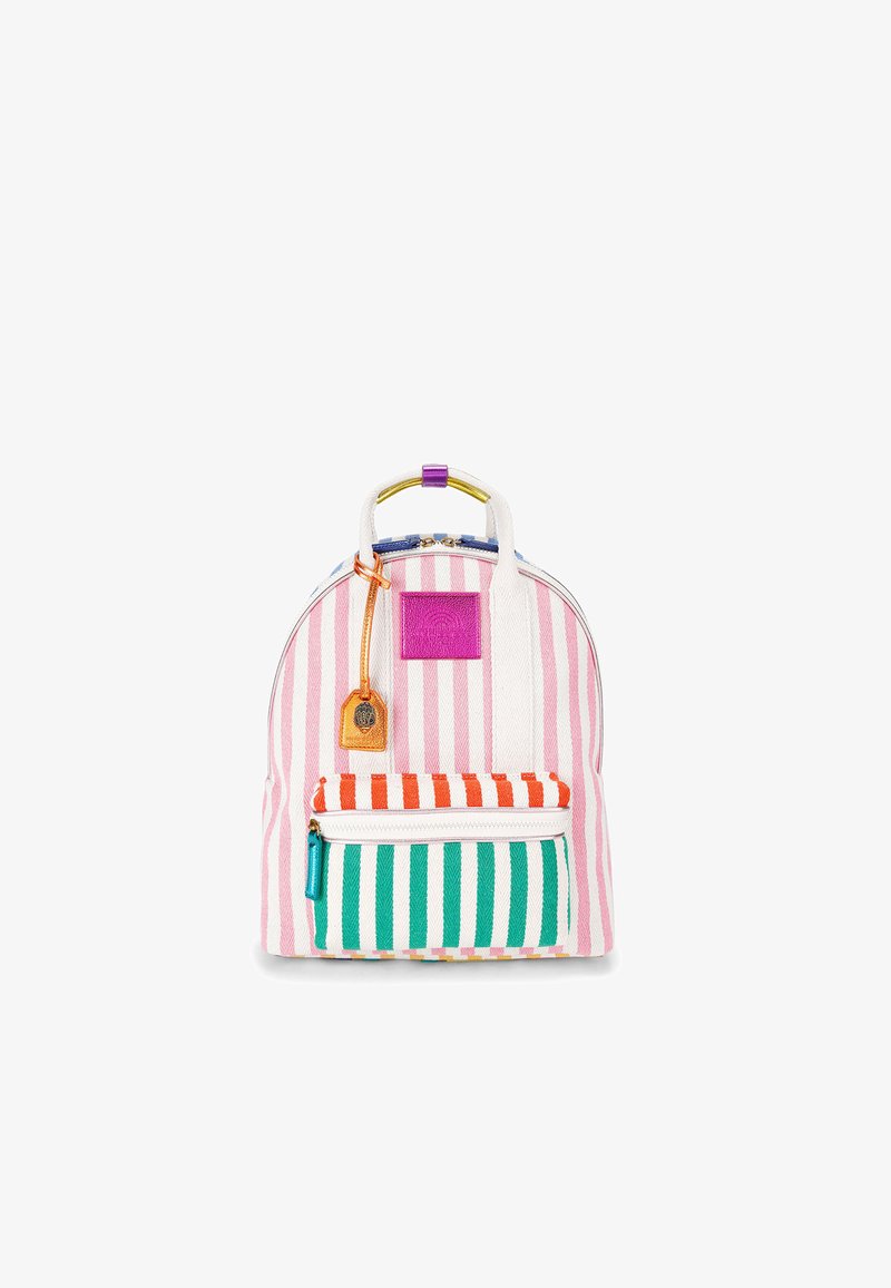 Zaino a righe con colori rosa, bianco, arancione e verde. Presenta una finitura testurizzata, manico superiore e tasca frontale con zip dotata di un'etichetta decorativa.