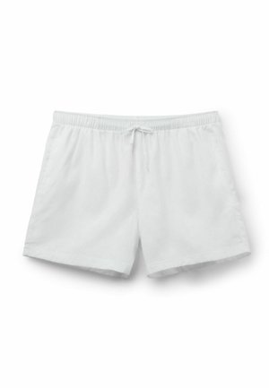 Weiße Shorts mit elastischem Bund, verstellbarem Kordelzug und Seitentaschen, flach auf weißem Hintergrund gelegt.