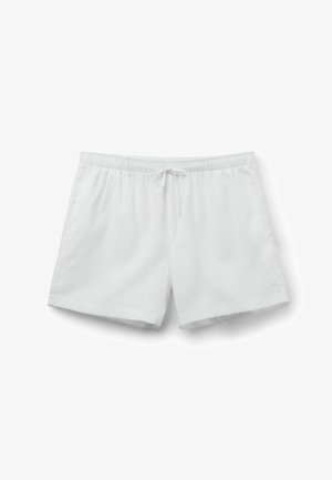 Weiße Shorts mit elastischem Bund, verstellbarem Kordelzug und Seitentaschen, flach auf weißem Hintergrund gelegt.