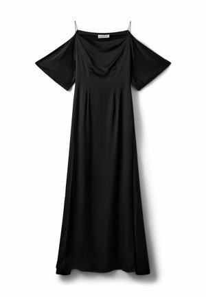 Vestido midi de satén negro con hombros descubiertos, tirantes finos de espagueti y mangas cortas y anchas, colocado plano sobre fondo blanco.