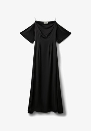 Schwarzes Midikleid aus Satin mit Cut-outs an den Schultern, dünnen Spaghetti-Trägern und kurzen, weiten Ärmeln, auf weißem Hintergrund flach ausgelegt.