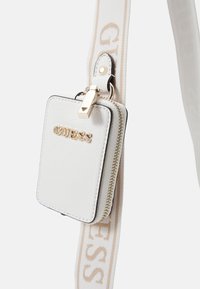Guess LATONA MINI SET - Axelremsväska - white