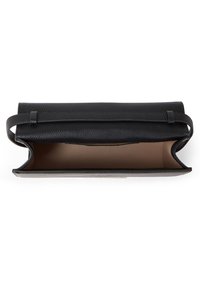 Czarna skórzana torebka kopertowa z teksturowanym wykończeniem, otwarta u góry, z gładkim beżowym wnętrzem. Posiada jeden pasek do noszenia.