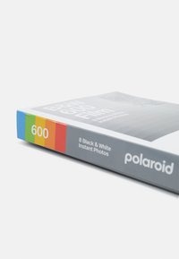 Pacote de filme Polaroid B&W 600, cinza com acentos em azul, verde, amarelo e laranja. Apresenta texto indicando 8 fotos instantâneas a preto e branco.
