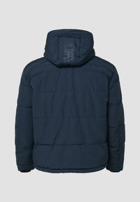 Granatowa pikowana kurtka z kapturem, o pikowanym wzorze i z logo z tyłu. Projekt jest prosty i praktyczny.