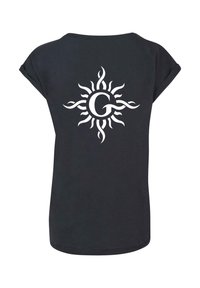 Svart T-skjorte med rullet korte ermer, med et stort hvitt soldesign med bølgende detaljer og en sirkulær "G" i midten.