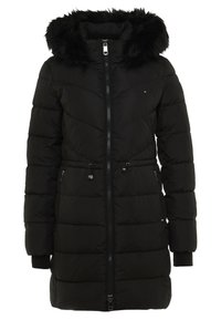 Chaqueta acolchada negra con capucha de pelo sintético, cremallera frontal, bolsillos laterales, patrón acolchado, puños acanalados y cintura ajustable con cordón.