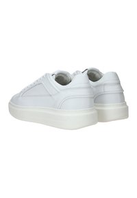 Witte leren sneakers met een gestructureerd oppervlak, een ronde neus en een dikke rubberen zool. Voorzien van platte veters en gestikte accenten aan de zijkanten.