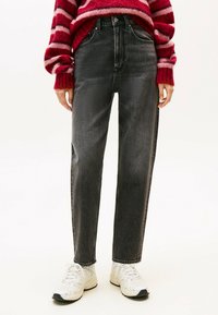 Höga svarta denimjeans med rak benform, med en subtil textur och en klassisk femficksdesign.