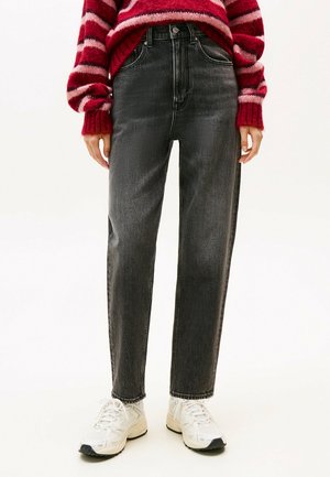 Jeans de mezclilla negros de talle alto con un diseño de pierna recta, que presentan una textura sutil y un clásico estilo de cinco bolsillos.