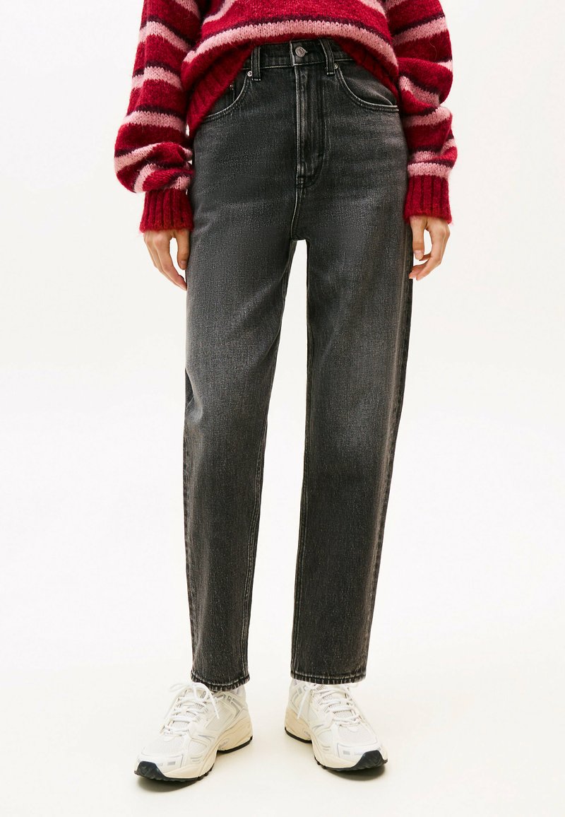 Höga svarta denimjeans med rak benform, med en subtil textur och en klassisk femficksdesign.