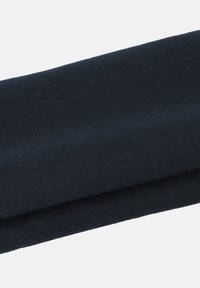 Ciemnoniebieska tkanina złożona, charakteryzująca się miękką, gładką teksturą i jednolitym wykończeniem, bez widocznych wzorów czy detali metalowych.