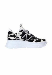 Zwart-wit koeienprint sneakers met een gestructureerde bovenkant, zilveren veters, pluche accenten en een witte chunky zool. Stijlvol ontwerp voor casual gebruik.