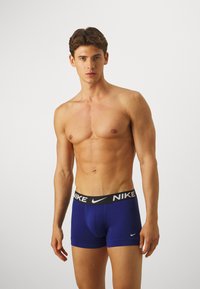 Nike Underwear ESSENTIAL TRUNK 3 PACK - Bokserbriefs - siren red/deep royal/black