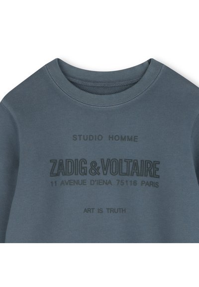 Blauwe katoenen sweatshirt met een ronde hals. Kenmerkt zich door reliëftekst: "STUDIO HOMME ZADIG & VOLTAIRE," en "ART IS TRUTH" in contrasterende donkere tinten.