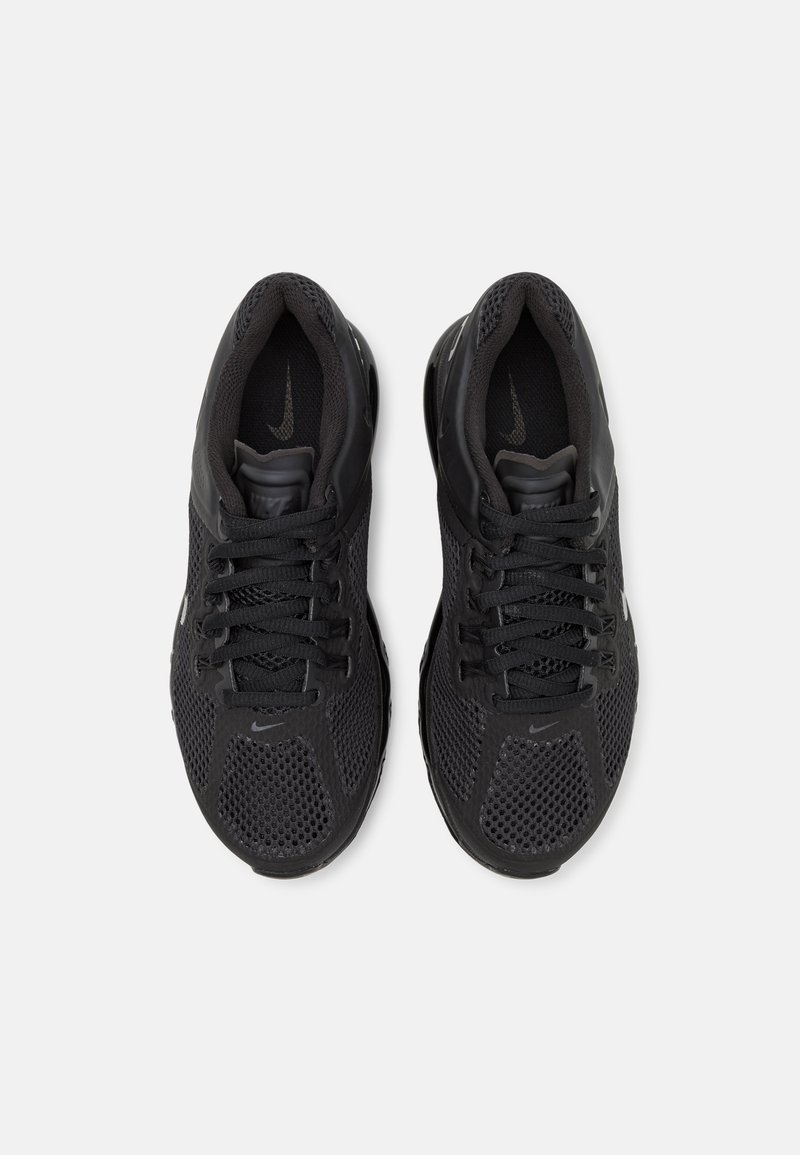 Baskets de sport noires avec une tige en maille, des accents texturés et des lacets ronds. Présente un logo subtil et une semelle rembourrée pour un meilleur soutien.