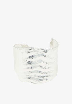 Large bracelet manchette en argent avec une finition martelée texturée et un dos ouvert pour un ajustement réglable.