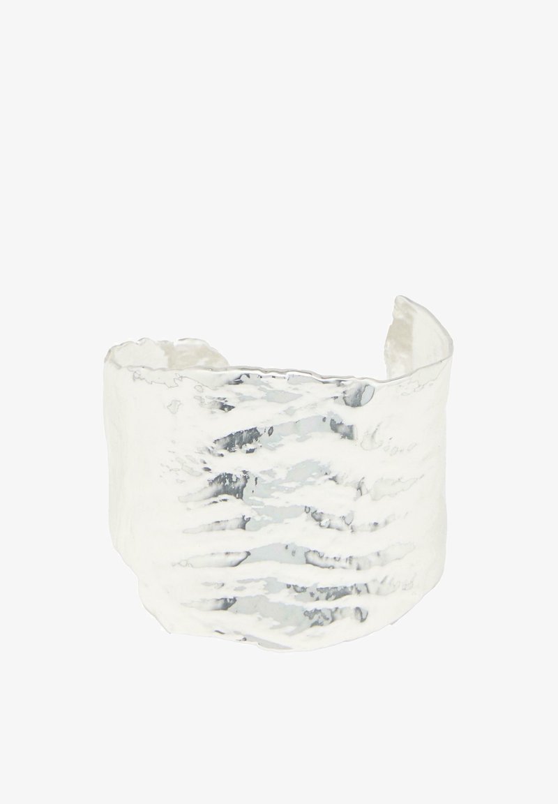 Large bracelet manchette en argent avec une finition martelée texturée et un dos ouvert pour un ajustement réglable.