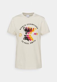 Camiseta de algodón beige con cuello redondo, que presenta un gráfico de un trofeo y el texto "CAMPEONES DEL MUNDO PS PAUL SMITH" en negro con acentos coloridos.