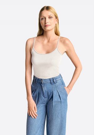 Lichtgrijs tanktop met dunne bandjes, gecombineerd met hoge taille, geplooide, lichtblauwe denim broek. Glad materiaal met een casual pasvorm.