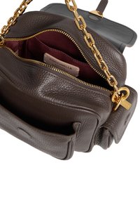 Borsa a tracolla in pelle marrone texture con una catena dorata, dotata di un vano con zip e un interno bordeaux. Logo visibile all'interno.