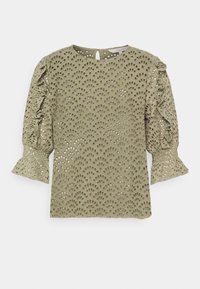 Olivgrüne Bluse mit Laserschnittmuster, ausgestattet mit Puffärmeln und Rüschenakzenten, runder Halslinie und einer Schlüssellochöffnung auf der Rückseite.
