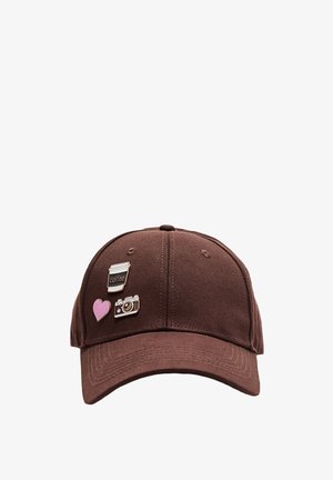 Cappellino da baseball marrone realizzato in tessuto testurizzato, con tre spille in smalto: una tazza di caffè, un cuore rosa e una macchina fotografica con dettagli dorati.