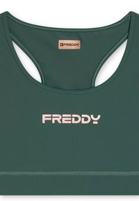 Reggiseno sportivo verde scuro con scollatura a barca, design racerback, cuciture piatte e logo metallico rosa "FREDDY" sul fronte.